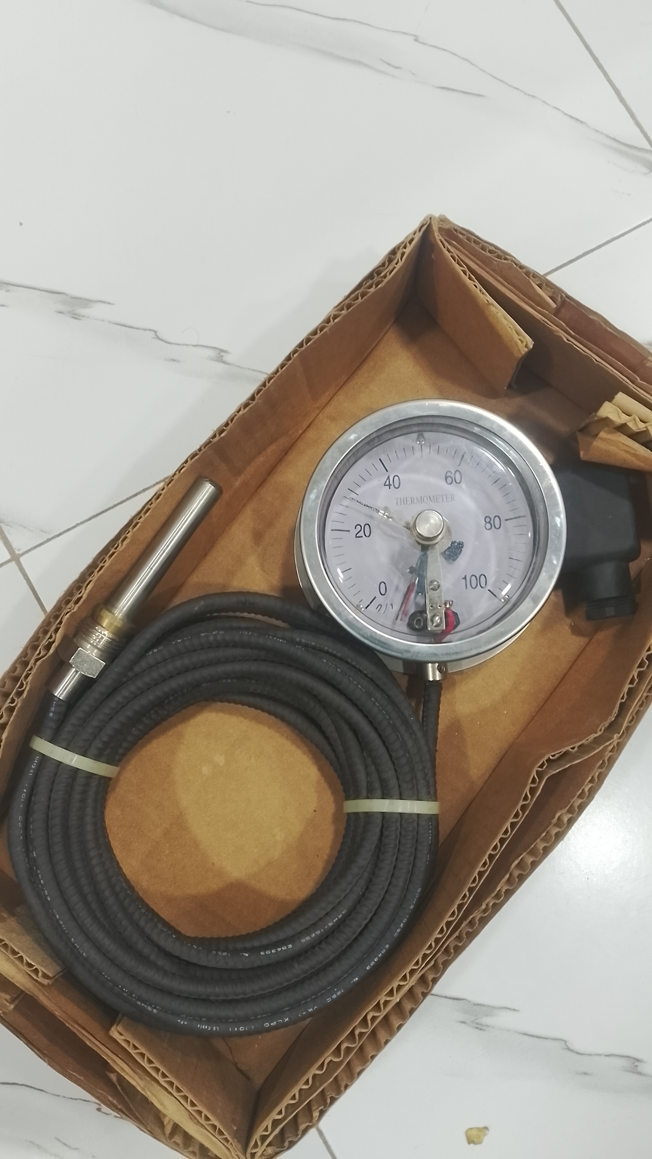 THERMOMETER WITH SENSOR RANGE: 0-100